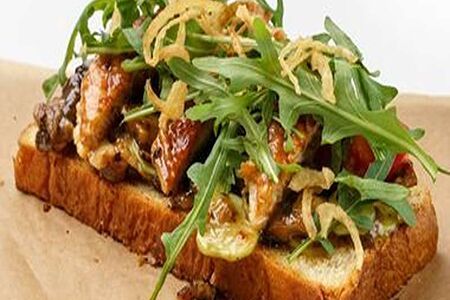 Мини-брускетта с копченым угрем