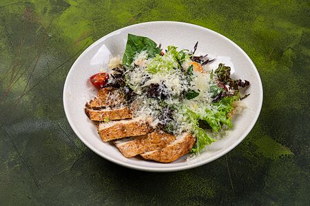 Салат цезарь по-грузински с куриным филе