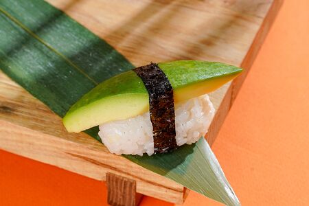 Суши с авокадо