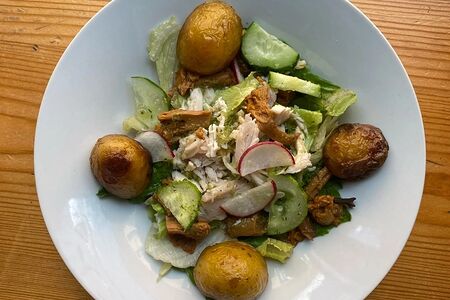 Салат с курицей и лисичками