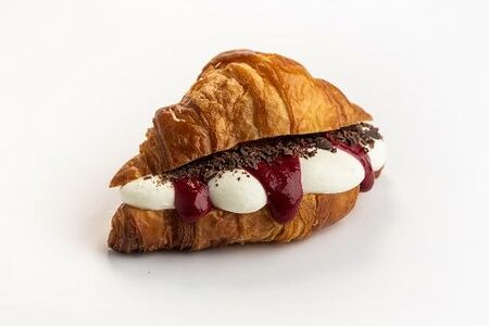 Круассан с вишней и шоколадом