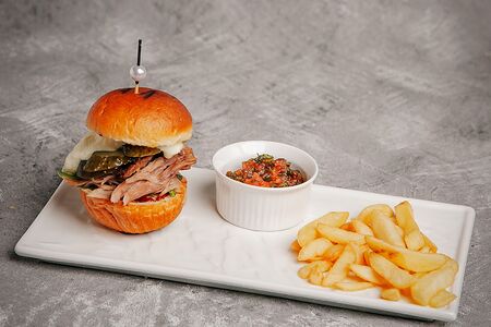 Бургер Бриошь с рваной свининой и соленым огурцом, картофелем фри и томатным соусом