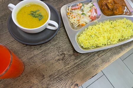 Чикен карри и суп и напиток