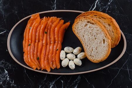 Слабосоленый лосось с пряным маслом