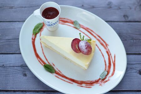 Чизкейк с соусом из маракуйи