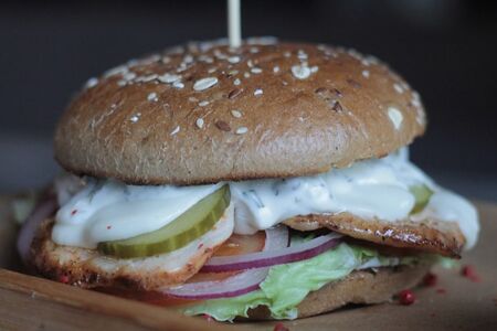 Бургер с котлетой из рубленой курицы