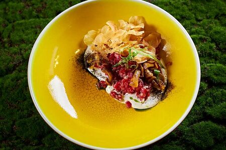 Тартар с говядиной, опятами и блю чиз