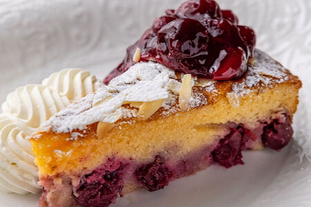 Традиционный миндальный пирог из Прованса со сливой