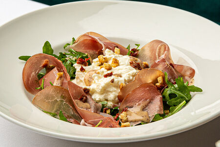 Страчателла с пармой и финиковым соусом