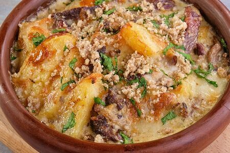 Тушеная говяжья грудинка с грибами и грецким орехом