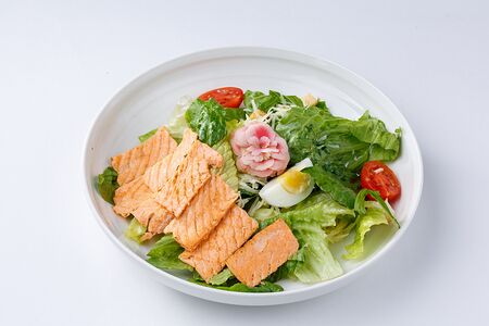 Салат Цезарь с лососем