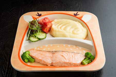 Лосось с картофельным пюре