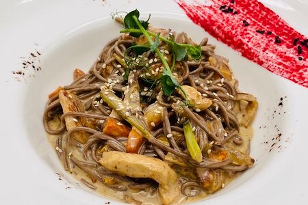 Лапша с курицей и кунжутным соусом