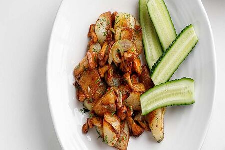 Жареный молодой картофель с лисичками