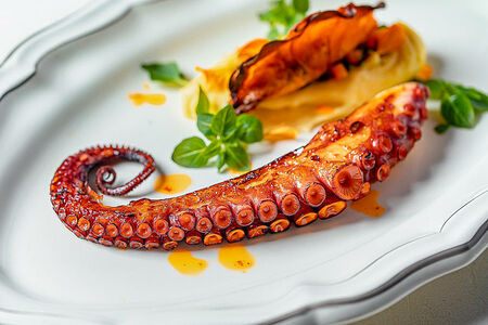 Осьминог с пюре и бататом