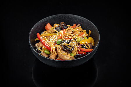 Сомен с курицей в остром соусе