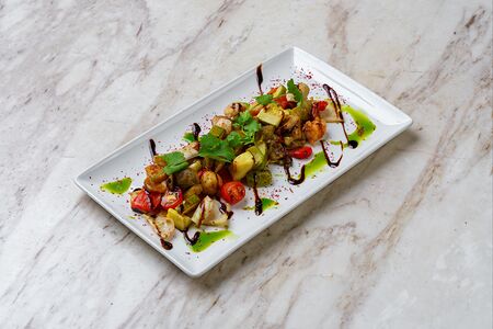 Салат с морепродуктами и печеными овощами