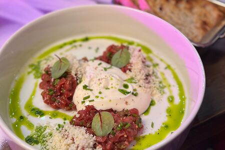 Тартар из говядины с муссом пармезан