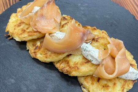 Картофельные драники со слабосоленым лососем и творожным сыром