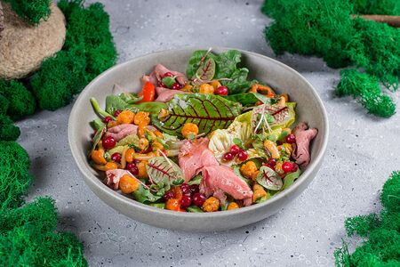 Салат с ростбифом, морошкой, острыми опятами и печеным перцем