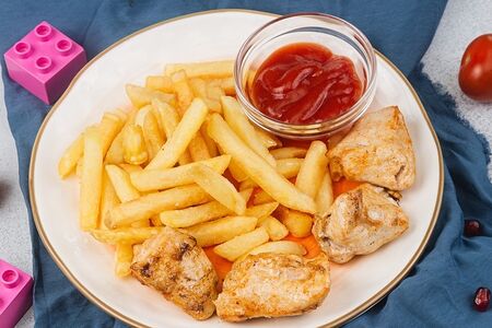 Шашлык куриный с картофелем фри