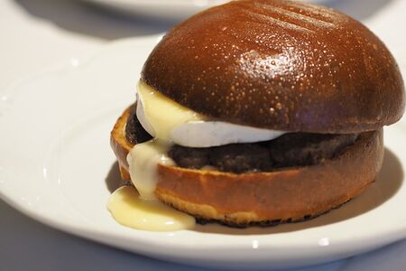 Бургер из мраморной говядины с камамбером