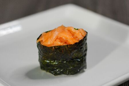 Гункан с лососем