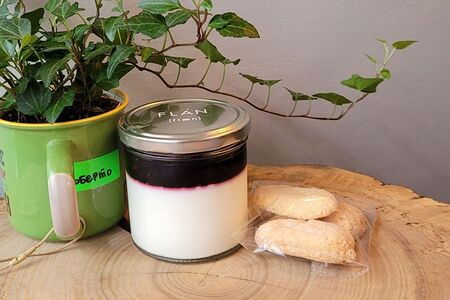 Творожный завтрак с ягодами и печеньем савоярди