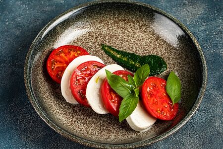 Моцарелла с помидорами и соусом песто