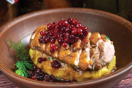 Утиная грудка с моченой брусникой
