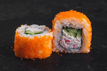 Ролл Калифорния тобико