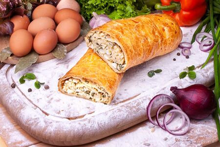 Штрудель лук-яйцо