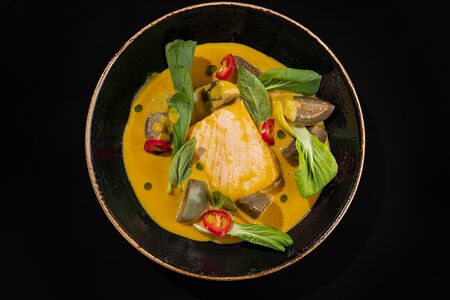 Желтое тамаринд карри с семгой и тайскими баклажанами