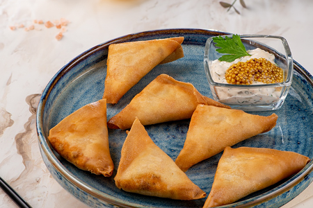 Треуголки с красной рыбой