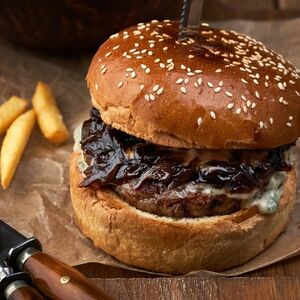 Бургер с мраморной говядиной и сыром горгонзола