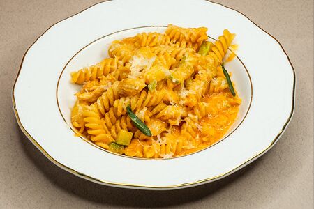 Паста с куриной грудкой, кабачками и шалфеем