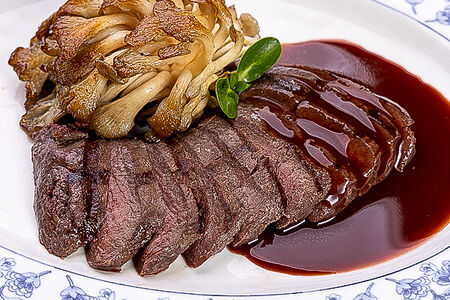 Вырезка оленя с соусом порто