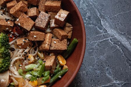 Веган с тофу и соусом чили-кинза