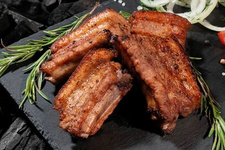 Шашлык из свиных ребрышек на углях