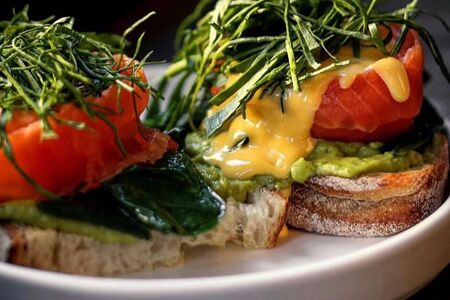 Рояль с форелью и авокадо