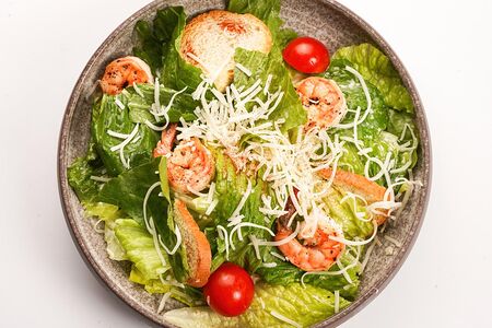 Салат Цезарь с креветками