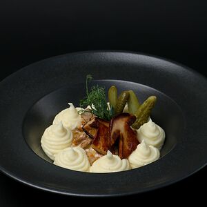 Бефстроганов из премиальной говядины с белыми грибами, корнишонами и картофельным пюре