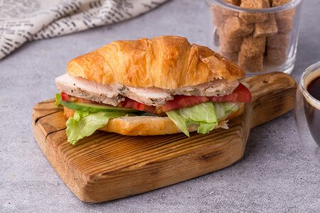 Круассан с запеченной курой