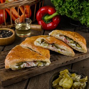 Кальцоне с беконом и халапеньо