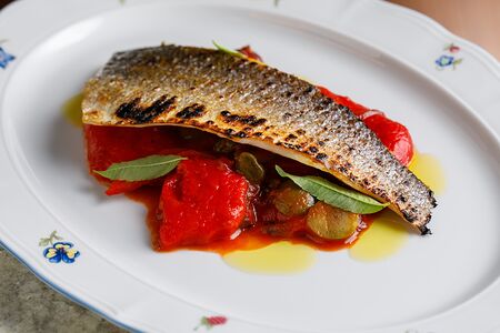 Филе сибаса на гриле с печёным перцем