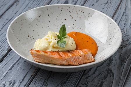 Стейк из форели с соусом из вяленых томатов