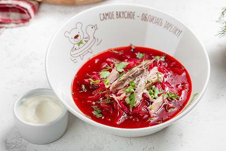 Домашний борщ с томленой говядиной со сметаной