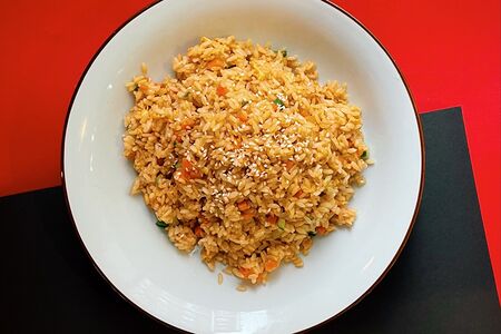 Жареный рис Чихо с огурцом и яйцом