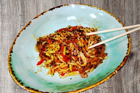 Удон с овощами и говядиной