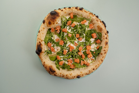 Пицца с лососем и страчателлой